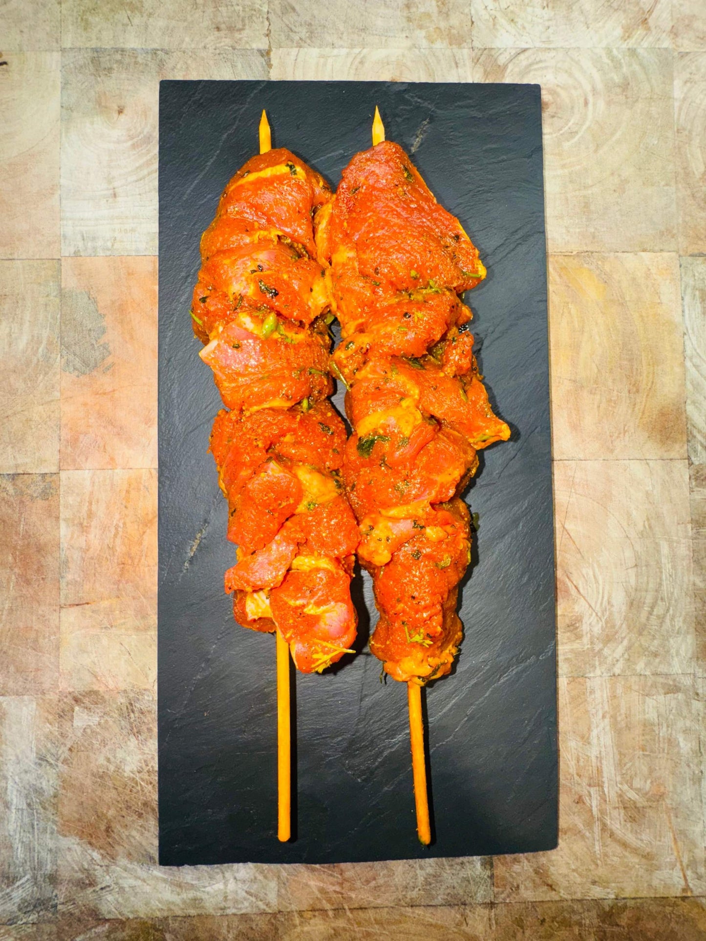 Brochette d'agneau avec épices méditerranéennes sur ardoise.