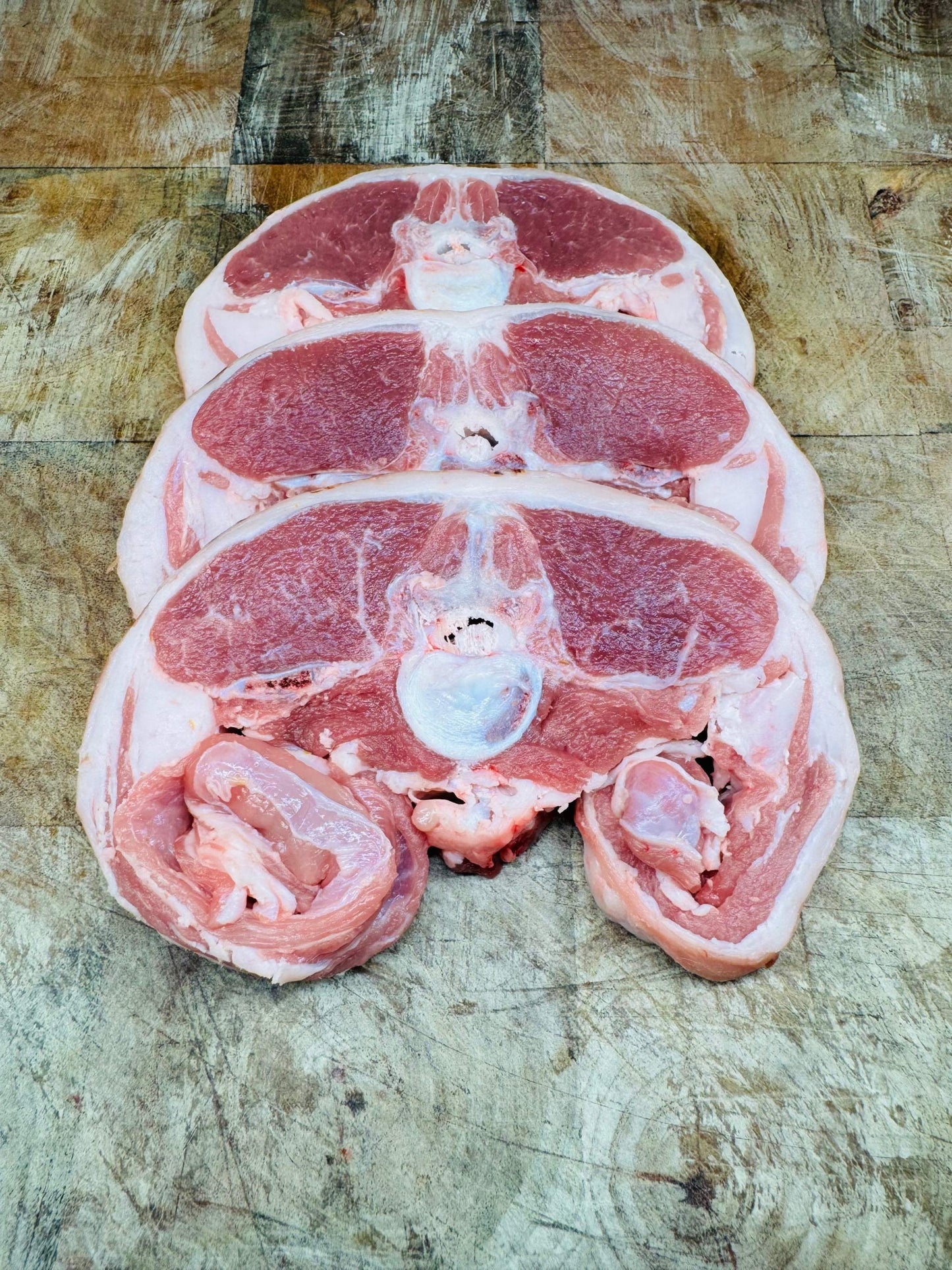 Côte filet d'agneau d'origine France sur planche en bois, pièce tendre et savoureuse, idéale pour cuisson rapide.