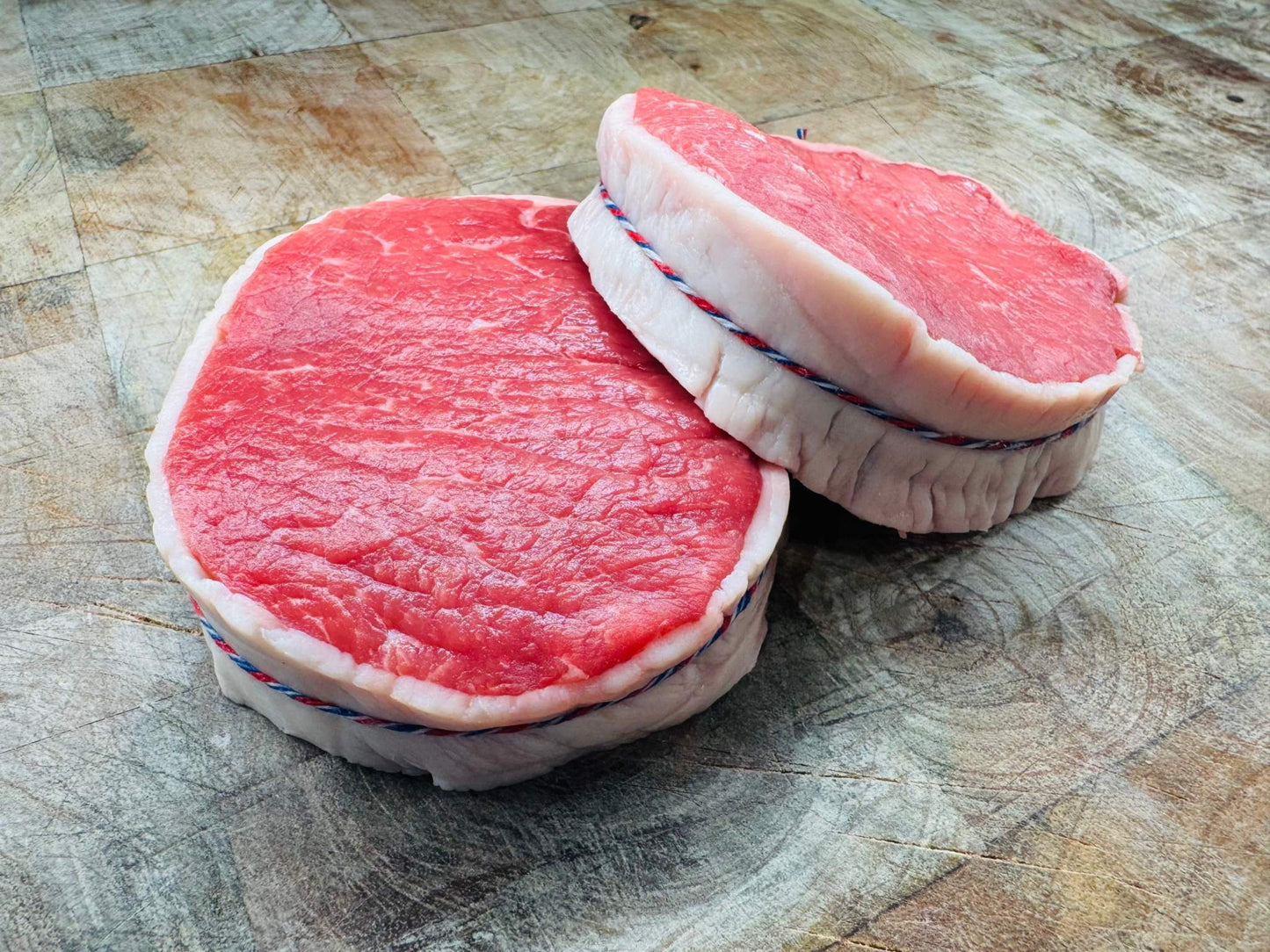 2 Tournedos cœur de rumsteack - Génisse Limousine, Origine France (200g), positionné à cheval sur un billot du boucher