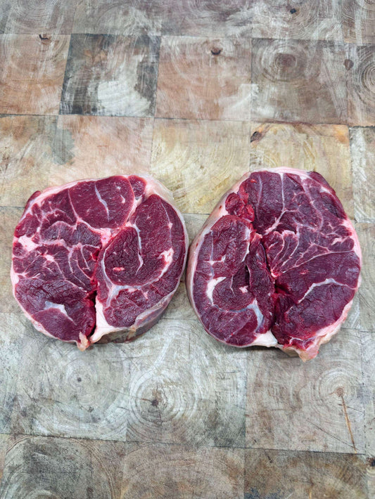 Jarret de bœuf sans os origine France, race Limousine, 500g, viande rouge sur planche à découper.